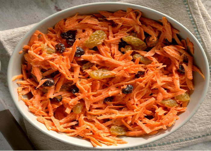 Carrot-Raisin-Salad_EXPS_QEBZ20_118_B01_22_3b